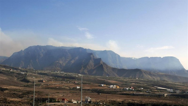ep parte de la zona afectada por el incendio de la isla de gran canaria de la que continua saliendo