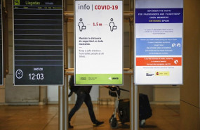 ep pasajeros abandonan una de las salidas de la sala de llegadas de la terminal 1 del aeropuerto de