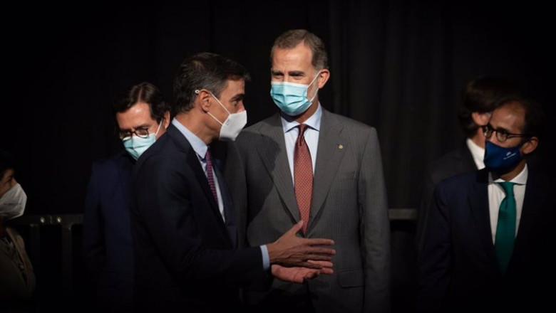 Pedro Sánchez y el Rey en el salón Automobile | David Zorrakino - Europa Press ep pedro sanchez y el rey en el salon automobile