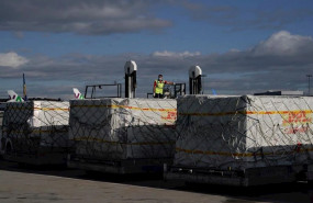 ep personal del aeropuerto adolfo suarez madrid-barajas recoge el cargamento del quinto avion con