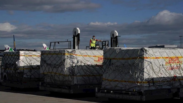 ep personal del aeropuerto adolfo suarez madrid-barajas recoge el cargamento del quinto avion con