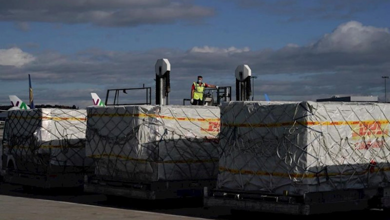 Personal del Aeropuerto Adolfo Suárez Madrid-Barajas recoge el cargamento del quinto avión con material sanitario, procedente de China, comprado por el Gobierno de la Comunidad de Madrid. | Comunidad de Madrid ep personal del aeropuerto adolfo suarez madrid-barajas recoge el cargamento del quinto avion con