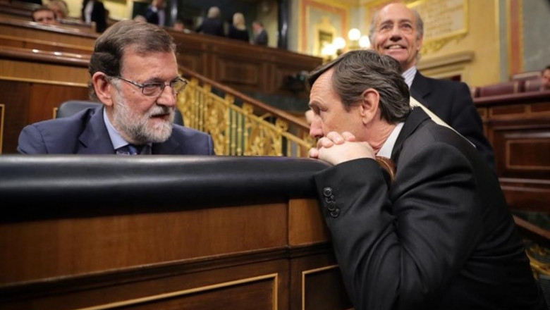 Rajoy conversa con Rafael Hernando en el escaño | PP - Archivo ep rajoy conversarafael hernandoescano