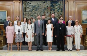 ep reyes recibenmanos unidasobispo escribano