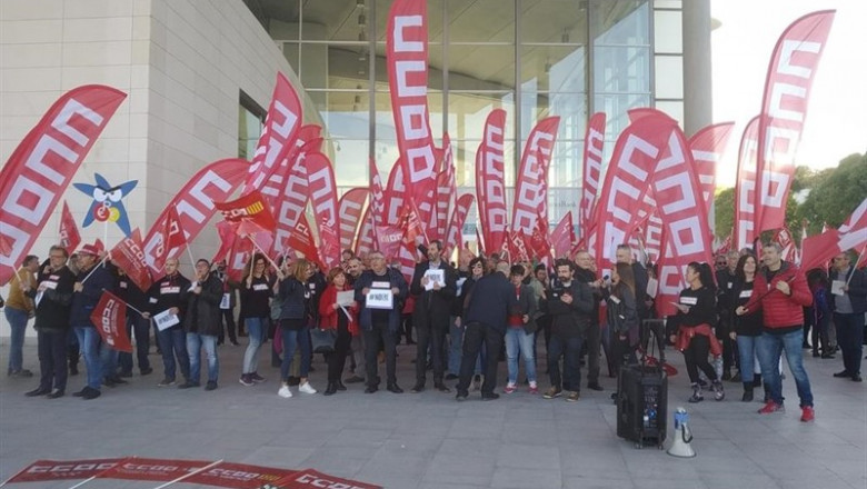 ep trabajadores muestran su indignacion porerela juntacaixabank e
