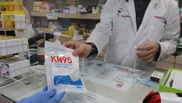 ep un farmaceutico vende una mascarilla en su farmacia durante el segundo mes de confinamiento en