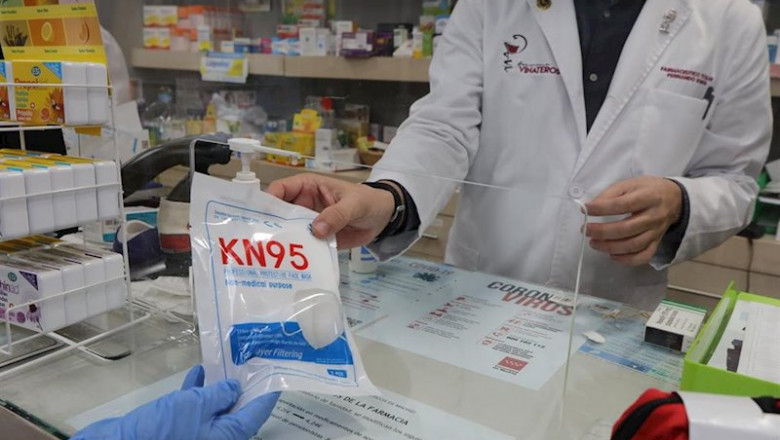 ep un farmaceutico vende una mascarilla en su farmacia durante el segundo mes de confinamiento en