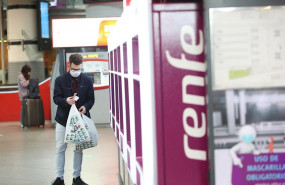 ep un viajero con mascarilla obtiene un billete en un dispensador en la estacion de atocha