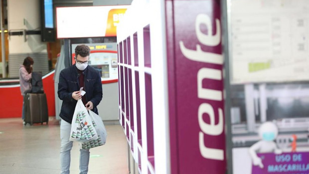 ep un viajero con mascarilla obtiene un billete en un dispensador en la estacion de atocha ep un viajero con mascarilla obtiene un billete en un dispensador en la estacion de atocha