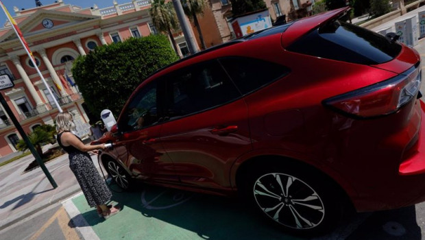ep una persona recarga un coche electrico en un punto de recarga a 27 de julio de 2021 en murcia