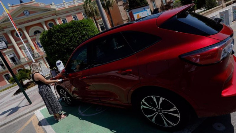 Una persona recarga un coche eléctrico en un punto de recarga, a 27 de julio de 2021, en Murcia, (España). | Edu Botella - Europa Press ep una persona recarga un coche electrico en un punto de recarga a 27 de julio de 2021 en murcia
