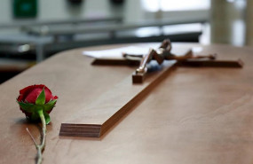 ep una rosa colocada por los servicios funerarios de madrid adorna un feretro que aguarda a la