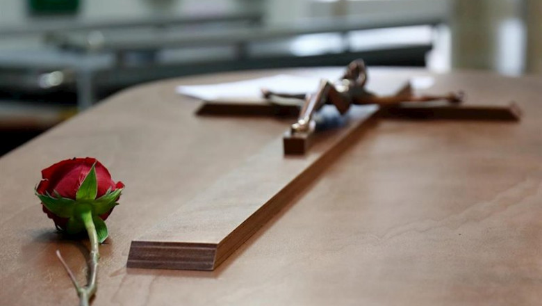 ep una rosa colocada por los servicios funerarios de madrid adorna un feretro que aguarda a la ep una rosa colocada por los servicios funerarios de madrid adorna un feretro que aguarda a la