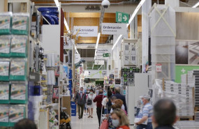 ep varias personas compran en el interior del leroy merlin del centro comercial el boulevard
