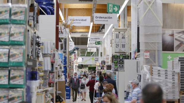 ep varias personas compran en el interior del leroy merlin del centro comercial el boulevard
