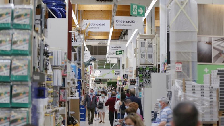 ep varias personas compran en el interior del leroy merlin del centro comercial el boulevard