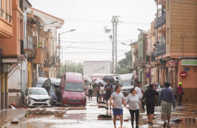ep varias personas observan los estragos ocasionados por la dana en el barrio de la torre a 30 de
