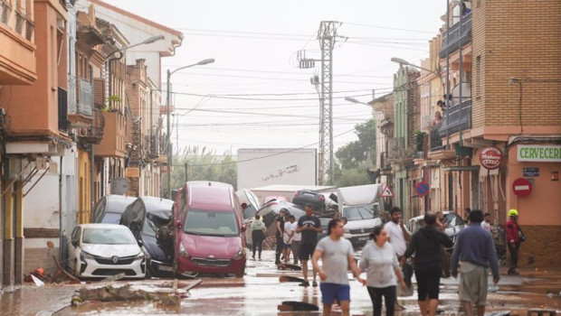 ep varias personas observan los estragos ocasionados por la dana en el barrio de la torre a 30 de