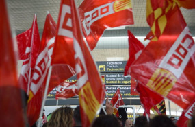 ep varias personas protestan durante una concentracion de ccoo y ugt en el aeropuerto de barcelona