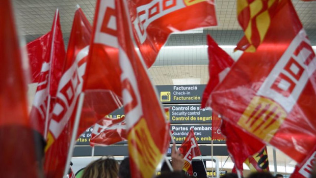 ep varias personas protestan durante una concentracion de ccoo y ugt en el aeropuerto de barcelona
