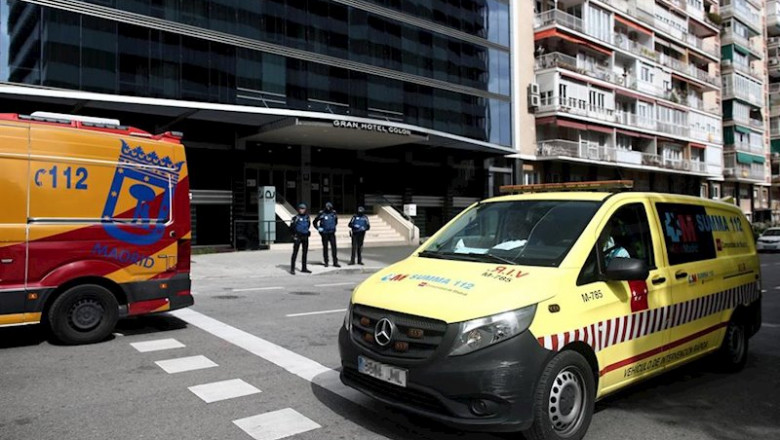 ep vehiculos de intervencion sanitaria del summa a las puertas de el gran hotel colon ep vehiculos de intervencion sanitaria del summa a las puertas de el gran hotel colon