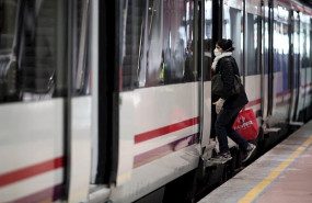 ep viajeros entran en un tren de cercanias de atocha portando mascarilla