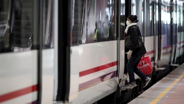 ep viajeros entran en un tren de cercanias de atocha portando mascarilla