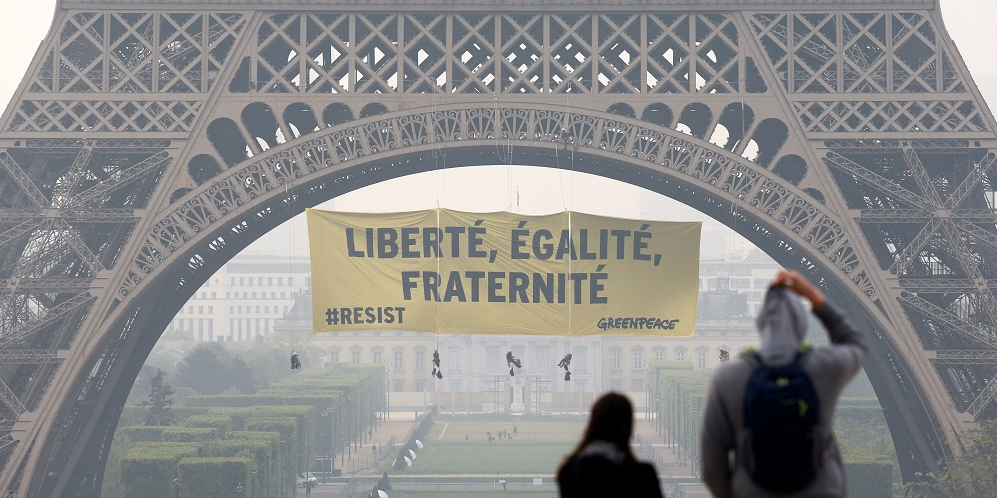 greenpeace-deploie-une-banderole-sur-la-tour-eiffel-contre-le-fn