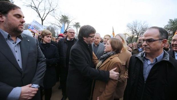 el presidente carles puigdemont con la presidenta del parlament carme forcadell