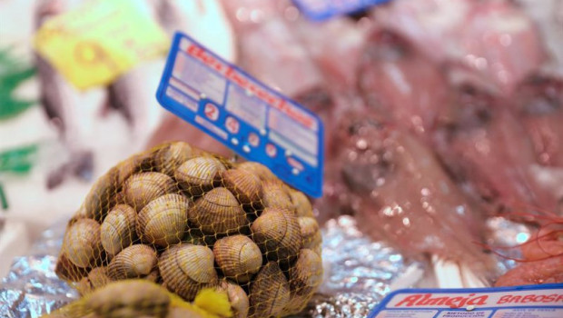 ep almejas en un puesto en el mercado de san isidro a 17 de diciembre de 2021 en madrid espana