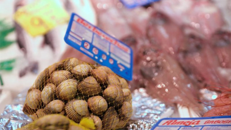Almejas en un puesto en el Mercado de San Isidro, a 17 de diciembre de 2021, en Madrid, (España). | Isabel Infantes - Europa Press ep almejas en un puesto en el mercado de san isidro a 17 de diciembre de 2021 en madrid espana