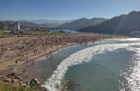 ep archivo   banistas se refrescan en la playa de orio gipuzkoa