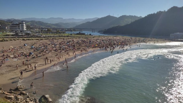 ep archivo   banistas se refrescan en la playa de orio gipuzkoa