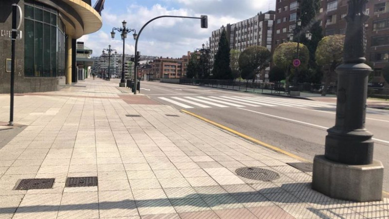 ep archivo calles de oviedo vacias con gente con mascarillas por la calle y haciendo cola para ep archivo calles de oviedo vacias con gente con mascarillas por la calle y haciendo cola para