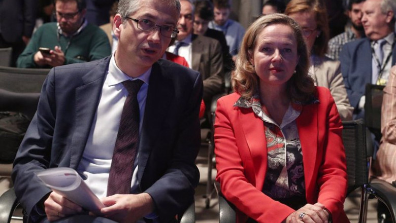 Archivo - El gobernador del Banco de España, Pablo Hernández de Cos y la ministra de Economía en funciones, Nadia Calviño, durante el coloquio con motivo del Día de la Educación Financiera, en Madrid (España), a 7 de octubre de 2019. | Eduardo Parra - Europa Press - Archivo ep archivo el gobernador del banco de espana pablo hernandez de cos y la ministra de economia en 20211108172804