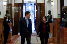 ep archivo   el presidente del gobierno pedro sanchez conversa con la ministra de industria turismo
