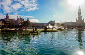 ep archivo turistas pasea en barca por la ria de la plaza de espana a 03 de enero del 2023 en ep archivo turistas pasea en barca por la ria de la plaza de espana a 03 de enero del 2023 en