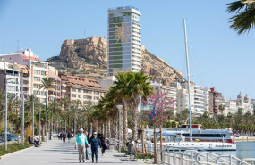 ep archivo   turistas pasean por el centro de la ciudad a 26 de marzo de 2026 en alicante comunidad