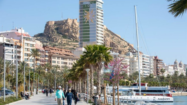 ep archivo   turistas pasean por el centro de la ciudad a 26 de marzo de 2026 en alicante comunidad