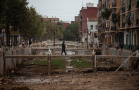 ep archivo   un hombre cruza un puente de aldaia a 12 de noviembre de 2024