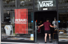 ep archivo   un joven entra a una tienda de vans del centro plaza norte 2 la cupula de madrid