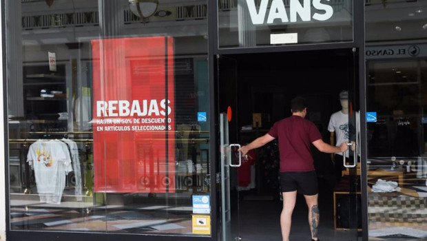 ep archivo   un joven entra a una tienda de vans del centro plaza norte 2 la cupula de madrid