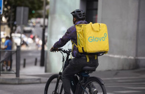 ep archivo   un repartidor de glovo en bicicleta por una calle de madrid