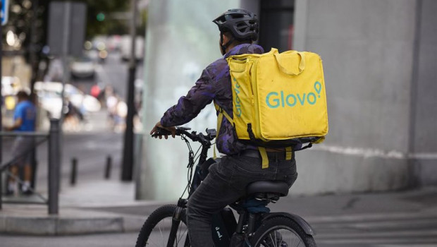 ep archivo   un repartidor de glovo en bicicleta por una calle de madrid