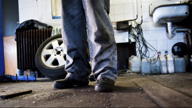 ep archivo   un trabajador en un taller