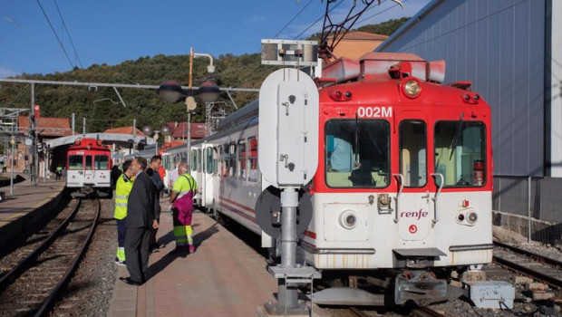 ep archivo   varias personas en el anden de la estacion de cotos a 3 de septiembre de 2022 en cotos