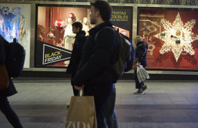 ep archivo   varias personas pasan por delante de los comercios que anuncian los descuentos del