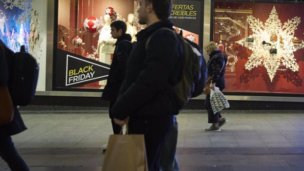 ep archivo   varias personas pasan por delante de los comercios que anuncian los descuentos del