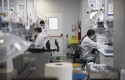 ep archivo   varios trabajadores en el laboratorio de la fabrica de reig jofre en barcelona