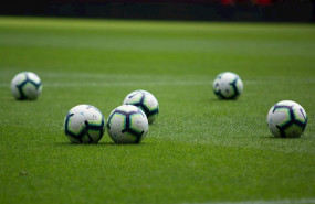 ep balones de futbol en un campo ep balones de futbol en un campo